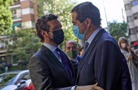 ep el lider del pp pablo casado saluda al presidente de ceoe antonio garamendi a su llegada al curso