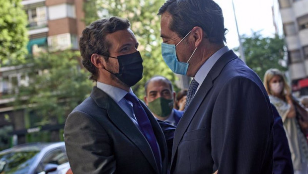 ep el lider del pp pablo casado saluda al presidente de ceoe antonio garamendi a su llegada al curso