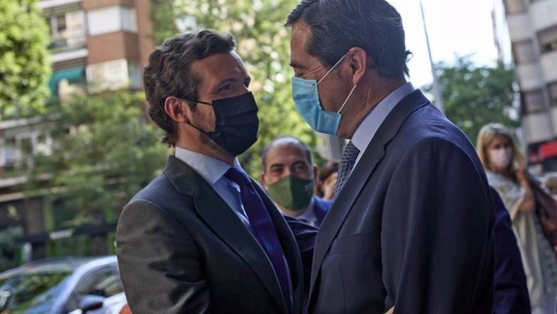 El líder del PP, Pablo Casado, saluda al presidente de CEOE, Antonio Garamendi, a su llegada al Curso de Verano 'El futuro de los autónomos y emprendedores en la era Post-Covid', a 1 de julio de 2021, en la Universidad Rey Juan Carlos, Madrid, (España). | Jesús Hellín - Europa Press ep el lider del pp pablo casado saluda al presidente de ceoe antonio garamendi a su llegada al curso
