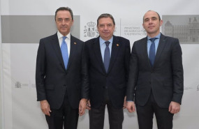 ep el ministro de agricultura pesca y alimentacion luis planas junto a directivos de covap y central