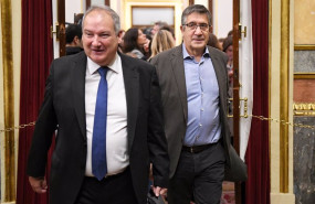 ep el ministro de industria jordi hereu i y el portavoz del psoe patxi lopez d llegan a un pleno en