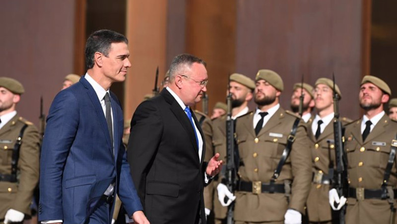 El presidente del Gobierno, Pedro Sánchez (i), recibe al primer ministro de Rumanía, Nicolae-Ionel Ciuca (d), en la cumbre histórica Hispano-Rumana, en el Palacio de Congresos de Castellón, a 23 de noviembre de 2022, en Castellón de la Plana, | Andreu Esteban - Europa Press ep el presidente del gobierno pedro sanchez i recibe al primer ministro de rumania nicolae ionel
