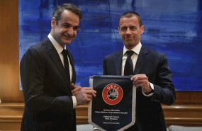 ep el primer ministro griego kyriakos mitsotakis y el presidente de la uefa aleksander ceferin en