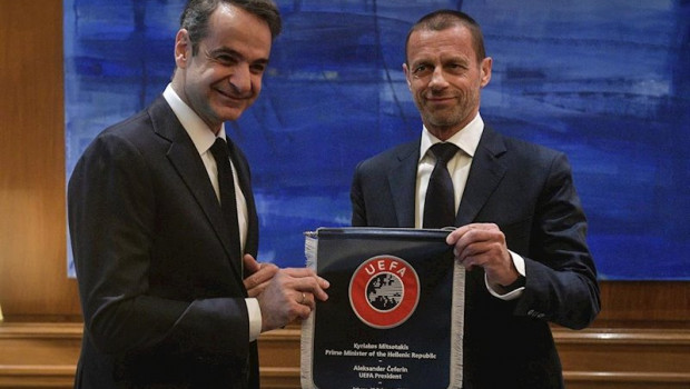 ep el primer ministro griego kyriakos mitsotakis y el presidente de la uefa aleksander ceferin en