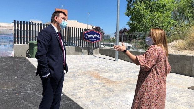 ep el vicealcalde de alcobendas miguel angel arranz visita el edificio que albergara el hotel hilton