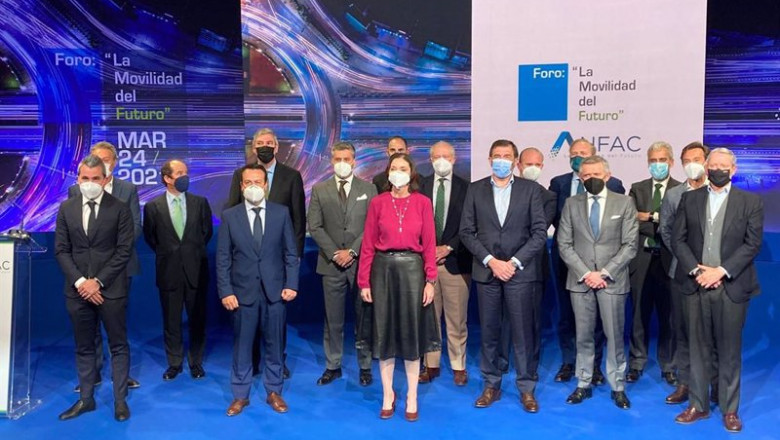 En el centro la ministra de Industria, Reyes Maroto, y el director general de Anfac, José López-Tafall. | GOBIERNO ep en el centro la ministra de industria reyes maroto y el director general de anfac jose