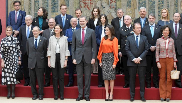 ep foto de familia junto a los reyes felipe vi y letizia con la soprano ainhoa arteta javier solana