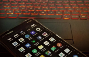 ep imagen de un smartphone y un teclado de ordenador ep imagen de un smartphone y un teclado de ordenador