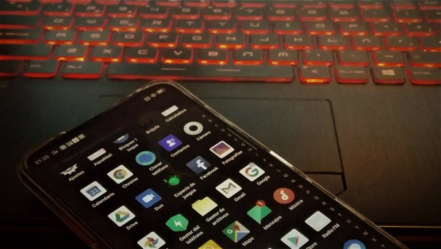 ep imagen de un smartphone y un teclado de ordenador