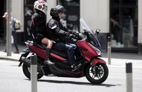ep imagen de una moto circulando por las calles de madrid