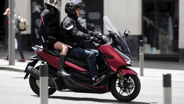 ep imagen de una moto circulando por las calles de madrid