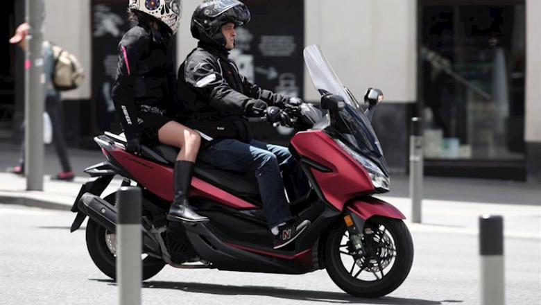 ep imagen de una moto circulando por las calles de madrid ep imagen de una moto circulando por las calles de madrid