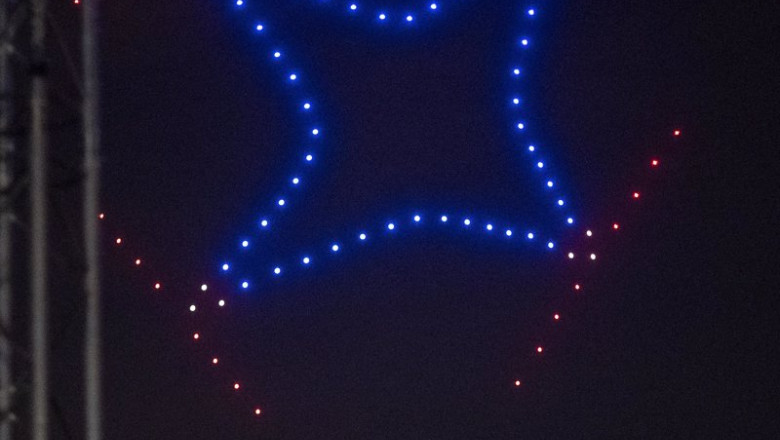 Juego de luces durante la operación combinada entre drones y aviones, organizada por Expodrónica y World ATM Congress | Alberto Ortega - Europa Press ep juego de luces durante la operacion combinada entre drones y aviones organizada por expodronica y