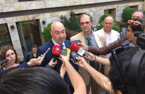 ep julian ezquerra y carlos castano atienden a los medios de comunicacion