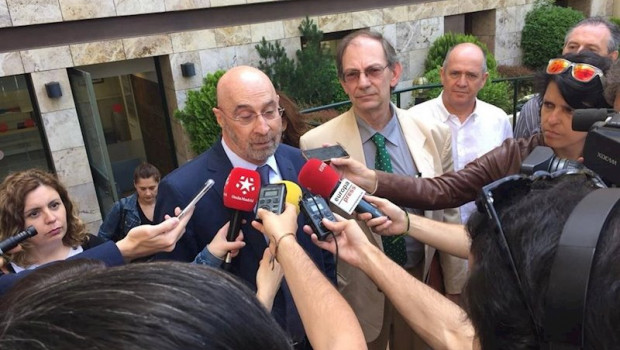 ep julian ezquerra y carlos castano atienden a los medios de comunicacion