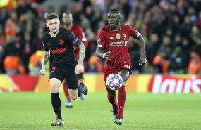 ep kieran trippier persigue a sadio mane durante el partido de vuelta en anfield entre el liverpool