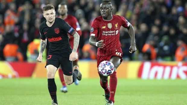 ep kieran trippier persigue a sadio mane durante el partido de vuelta en anfield entre el liverpool