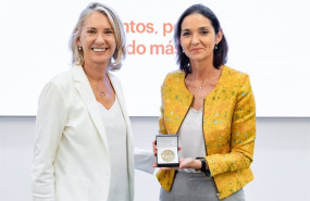 ep la presidenta de stanpa veronica fisas entrega la medalla de oro a la ministra de industria
