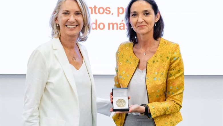 La presidenta de Stanpa, Verónica Fisas, entrega la medalla de oro a la ministra de Industria, Comercio y Turismo, Reyes Maroto | STANPA ep la presidenta de stanpa veronica fisas entrega la medalla de oro a la ministra de industria