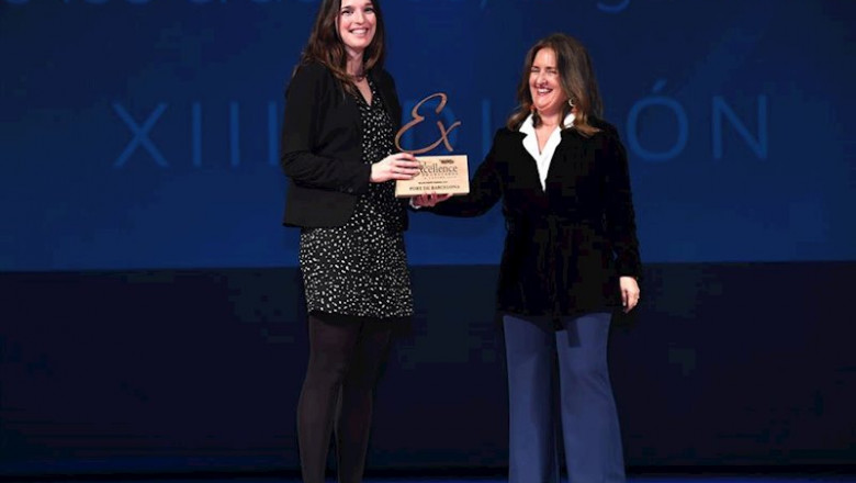 La responsable Cruceros del Puerto de Barcelona, Gemma Gracia, recibiendo el premio de Angustias Lerín, jefa del departamento de Protocolo y Acontecimientos Corporativos de Puertos del Estado | PUERTO DE BARCELONA ep la responsable cruceros del puerto de barcelona gemma gracia recibiendo el premio de angustias