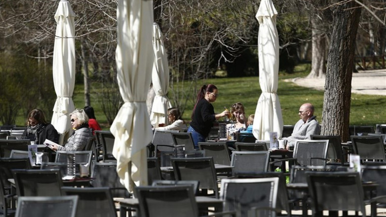 ep los trabajadoresbasela hosteleriaespana cobran 94 euroshora 30 centimosqueue