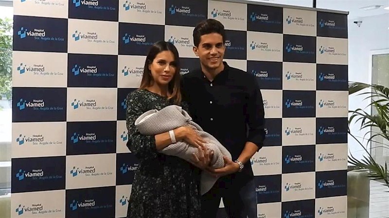 ep marc bartra y melissa jimenez presentan a su recien nacido ep marc bartra y melissa jimenez presentan a su recien nacido