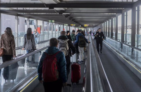 ep pasajeros acceden por una de las entradas del aeropuerto adolfo suarez madrid barajas con motivo