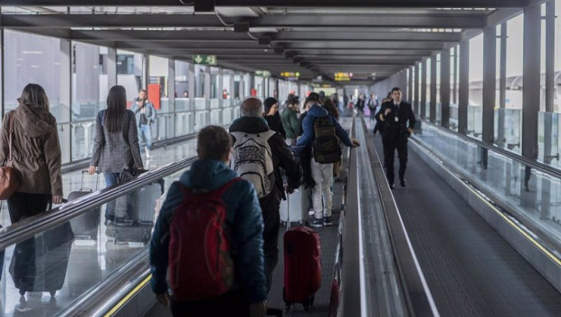ep pasajeros acceden por una de las entradas del aeropuerto adolfo suarez madrid barajas con motivo