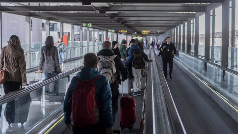 ep pasajeros acceden por una de las entradas del aeropuerto adolfo suarez madrid barajas con motivo ep pasajeros acceden por una de las entradas del aeropuerto adolfo suarez madrid barajas con motivo