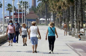 ep paseantes disfrutan de la playa de huelin durante la fase 1 del estado de alarma malaga a 27 de