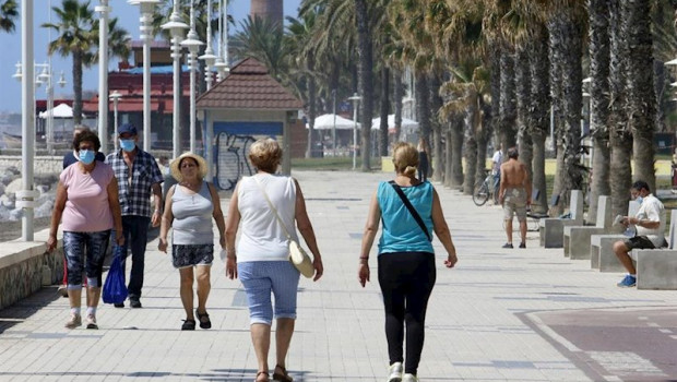 ep paseantes disfrutan de la playa de huelin durante la fase 1 del estado de alarma malaga a 27 de