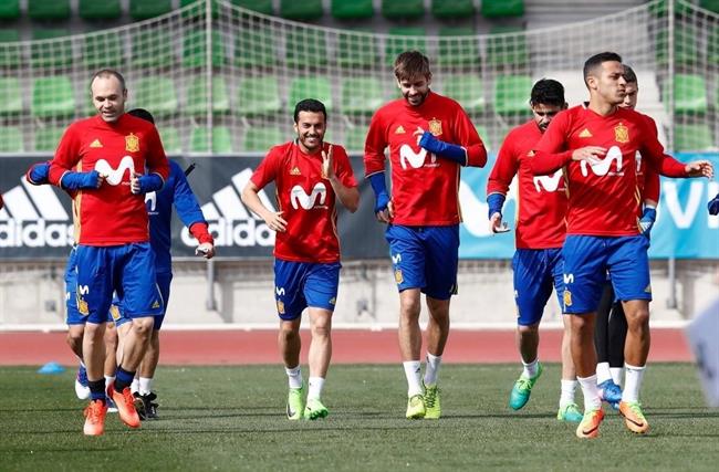 Pedro sonríe junto a Piqué | SEFUTBOL ep pedro sonriea pique