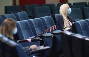ep periodistas esperan en la sala al inicio de la comparecencia en rueda de prensa del ministro del