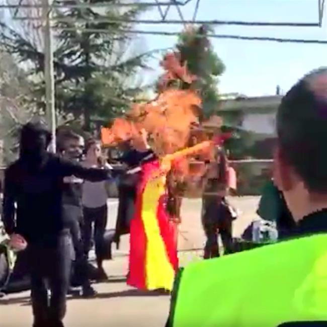 Quema de una bandera española en la UAB | SCC ep quemauna bandera espanolala uab