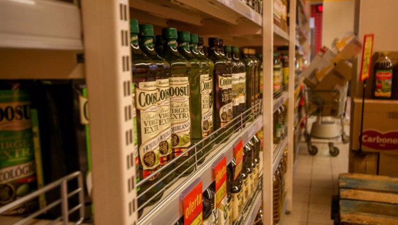 Sección del aceite de oliva en un supermercado de Madrid | Ricardo Rubio ep seccion del aceite de oliva en un supermercado de madrid