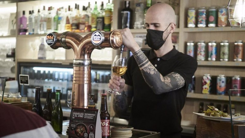 ep un camarero sirve una cerveza en el interior de un bar