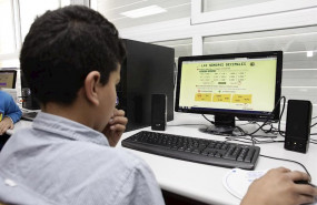 ep un estudiante aragones haciendo un ejercicio en un ordenador