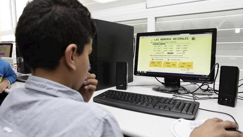 ep un estudiante aragones haciendo un ejercicio en un ordenador