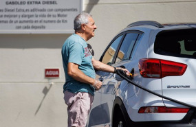 ep un hombre echa carburante a su vehiculo en una estacion de servicio