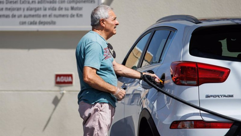 ep un hombre echa carburante a su vehiculo en una estacion de servicio ep un hombre echa carburante a su vehiculo en una estacion de servicio