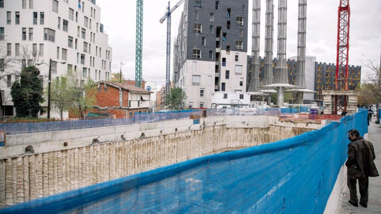 Un hombre mira una obra en Vallecas | Carlos Luján - Europa Press ep un hombre mira una obra en vallecas