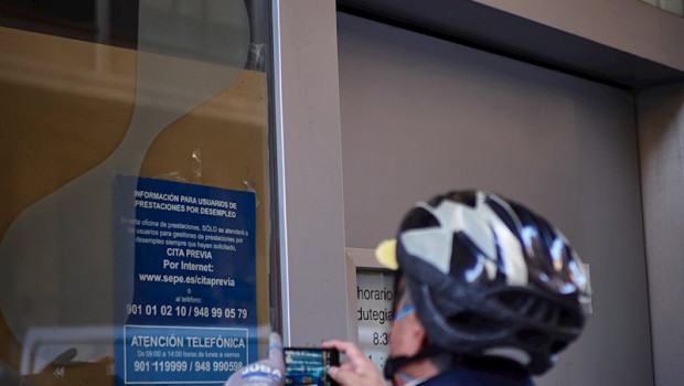 ep un hombre saca una foto a un anuncio en una oficinas de empleo en pamplona el 5 de mayo de 2020