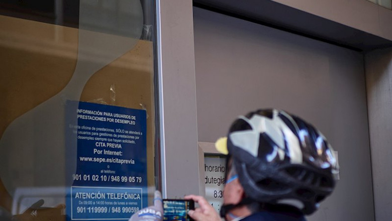 Un hombre saca una foto a un anuncio en una oficinas de empleo en Pamplona el 5 de mayo de 2020. | Eduardo Sanz - Europa Press ep un hombre saca una foto a un anuncio en una oficinas de empleo en pamplona el 5 de mayo de 2020