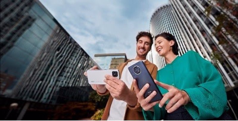 ep un joven ensena algo en su telefono a una joven