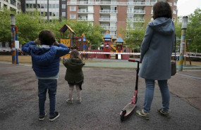 ep un nino y una nina frente a un parque infantil clausurado el primer dia en el que los menores de