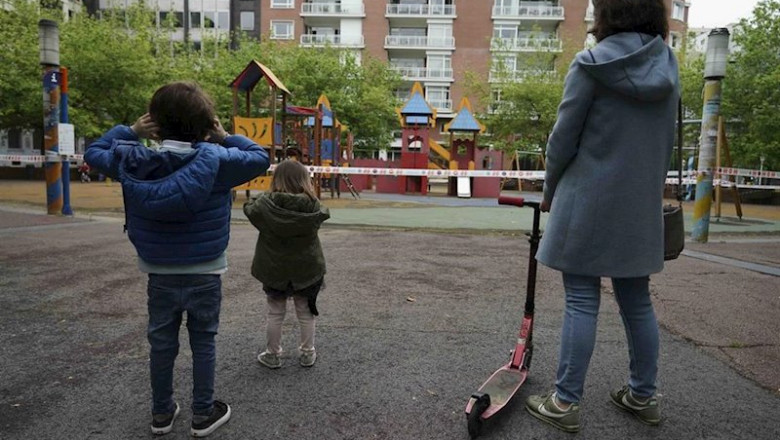 Un niño y una niña frente a un parque infantil clausurado, el primer día en el que los menores de 14 años pueden salir a la calle, en Bilbao | H.Bilbao - Europa Press - Archivo ep un nino y una nina frente a un parque infantil clausurado el primer dia en el que los menores de