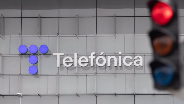 ep un semaforo en rojo frente a la sede de telefonica