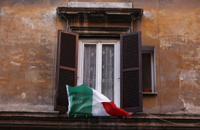 ep una bandera de italia en una ventana