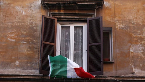 ep una bandera de italia en una ventana