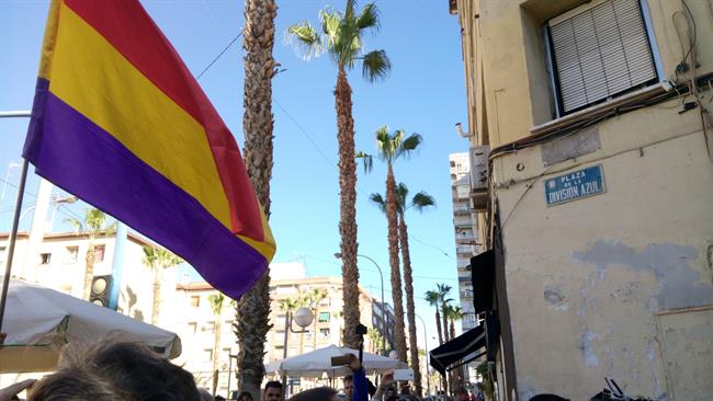 ep una bandera republicanala placala division azul repuesta